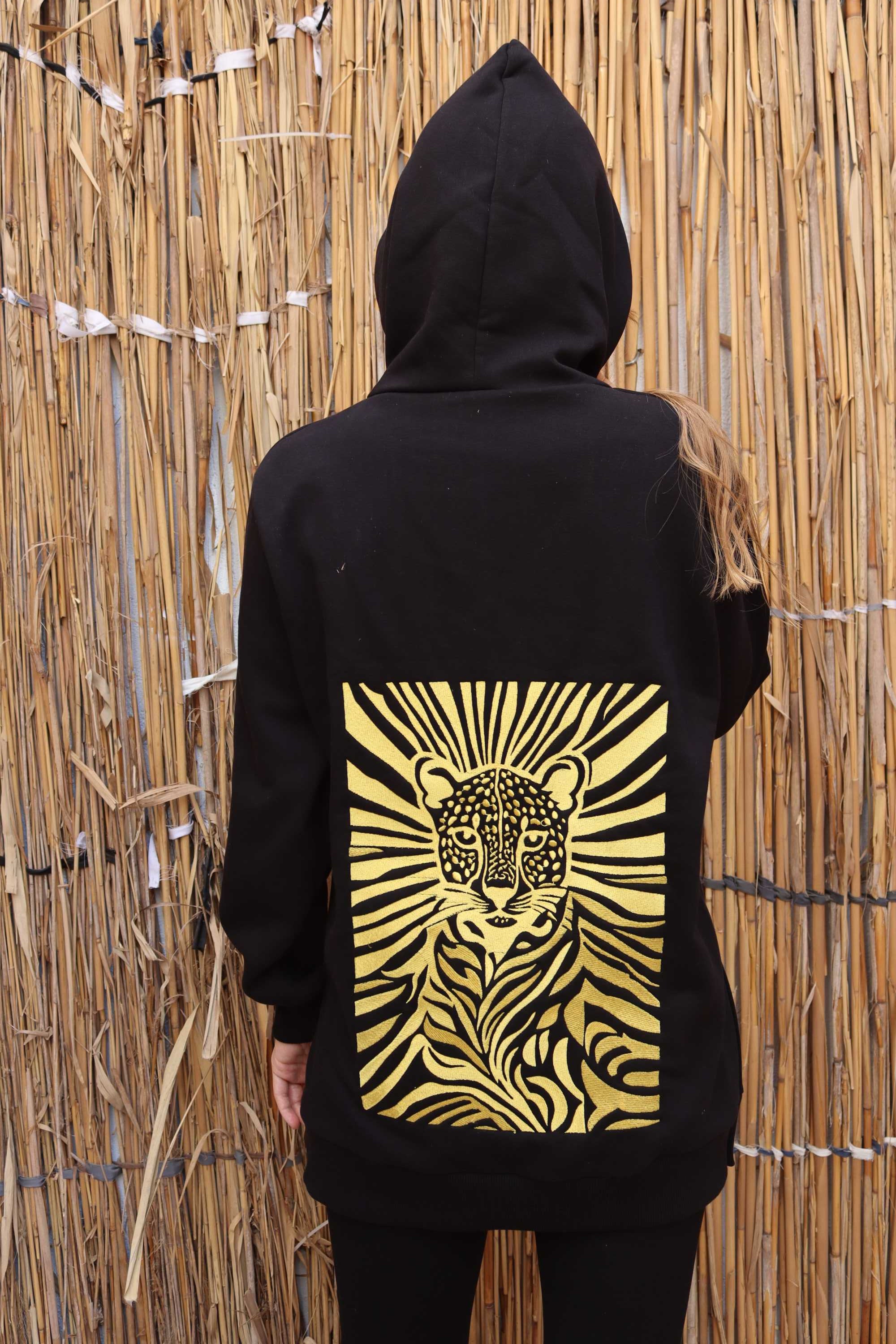 Black sweatshirt with a golden cheetah